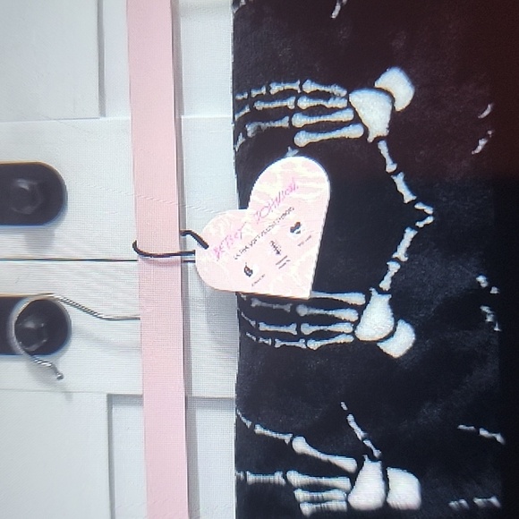 NWT BETSEY JOHNSON SKELTON HEART HANDS THROW THROW/ 2025 RELEASE 💀🖤☠️🖤 - Picture 5 of 8